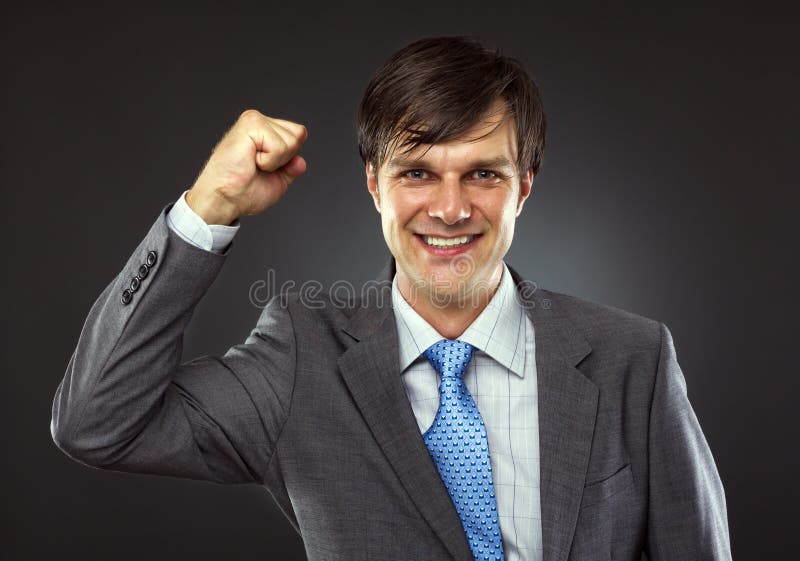 Verticale d'un jeune homme d'affaires appréciant la réussite image stock Verticale d'un jeune homme d'affaires appréciant la réussite image stock