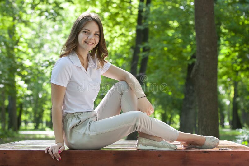 Verticale d'une belle fille en stationnement images stock Verticale d'une belle fille en stationnement images stock