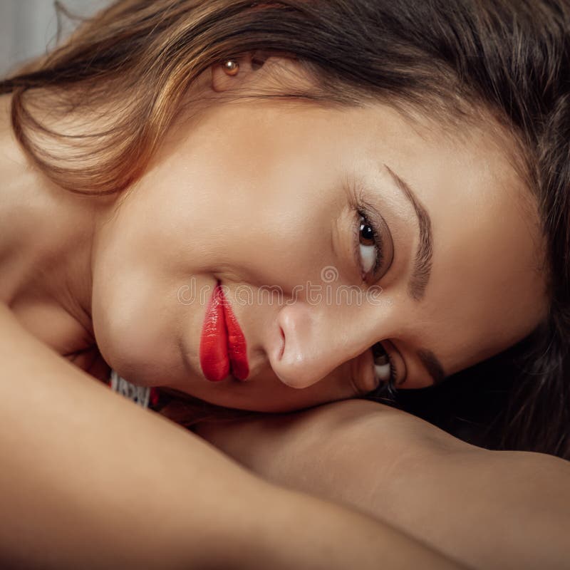 Verticale d'une belle jeune femme Fin femelle de visage vers le haut photo stock Verticale d'une belle jeune femme Fin femelle de visage vers le haut photo stock