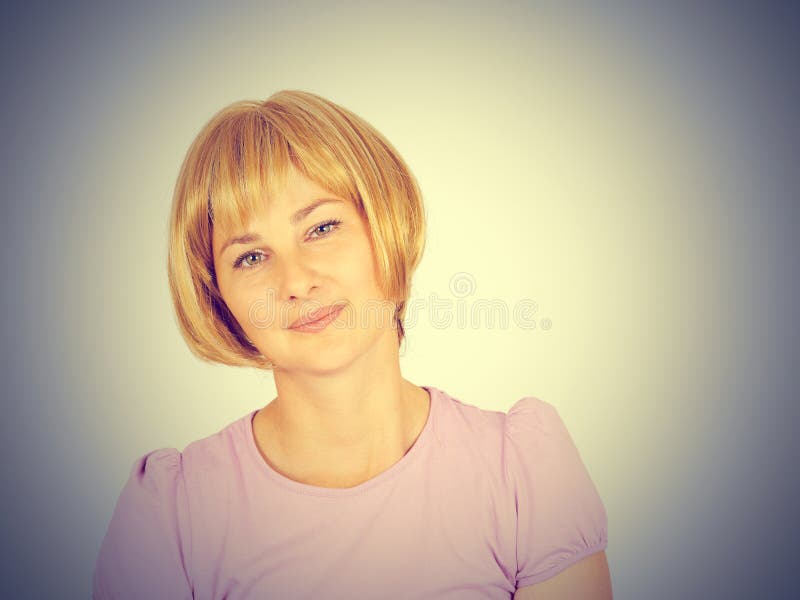 Verticale d'une belle jeune femme Fin-u de sourire de fille blonde images libres de droits Verticale d'une belle jeune femme Fin-u de sourire de fille blonde images libres de droits