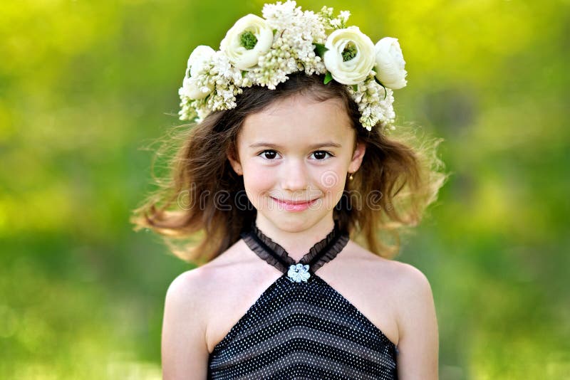Verticale d'une petite fille. Portrait de petite fille dehors en été