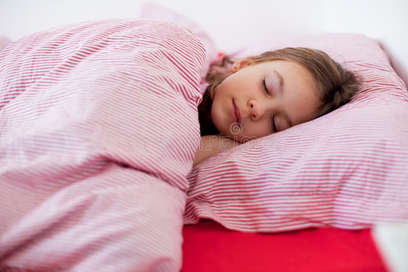 Fille slieeping dans le bâti photos libres de droits Fille slieeping dans le bâti photos libres de droits