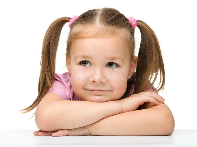 Verticale d'une petite fille mignonne photo libre de droits Verticale d'une petite fille mignonne photo libre de droits
