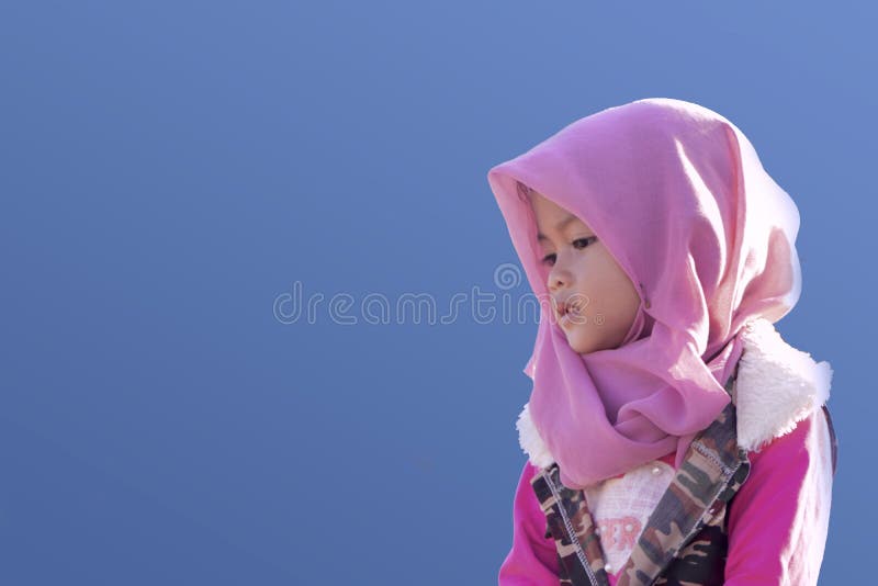 Verticale d'une petite fille image stock Verticale d'une petite fille image stock