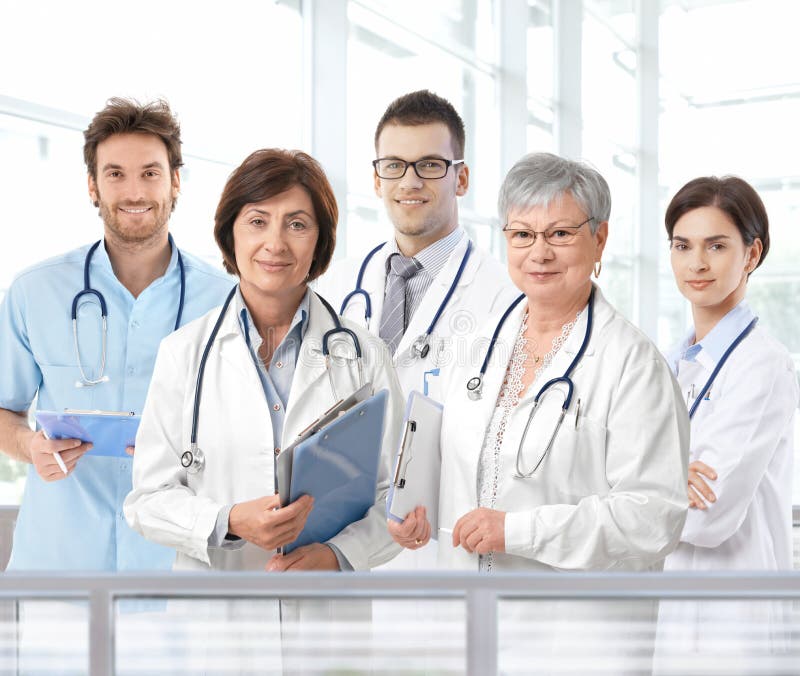 Verticale d'équipe médicale âgée mélangée photographie stock libre de droits Verticale d'équipe médicale âgée mélangée photographie stock libre de droits