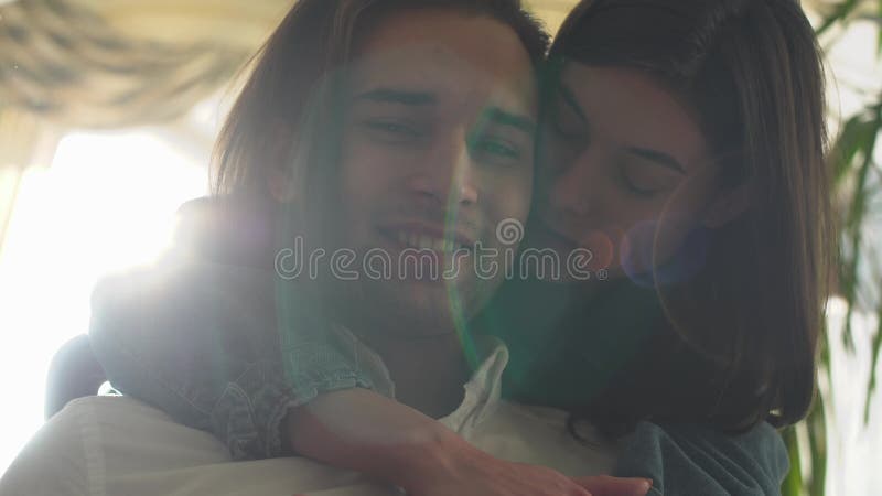 Verticale de beaux jeunes couples La femme avec les cheveux bruns étreint un homme bel banque de vidéos