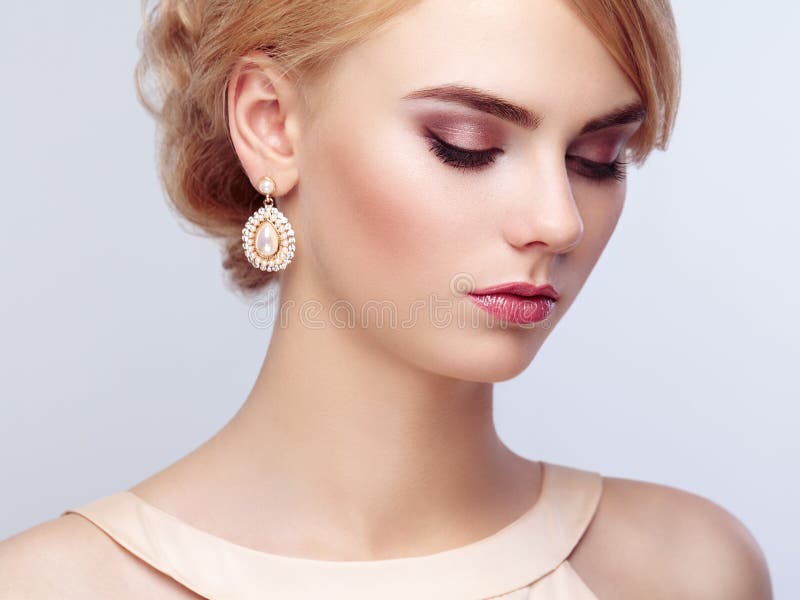 Verticale de belle femme sensuelle avec la coiffure élégante photographie stock Verticale de belle femme sensuelle avec la coiffure élégante photographie stock