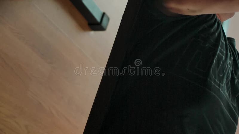 Verticale de caucasien adulte homme soulever de grandes cloches noires pour pomper ses biceps banque de vidéos