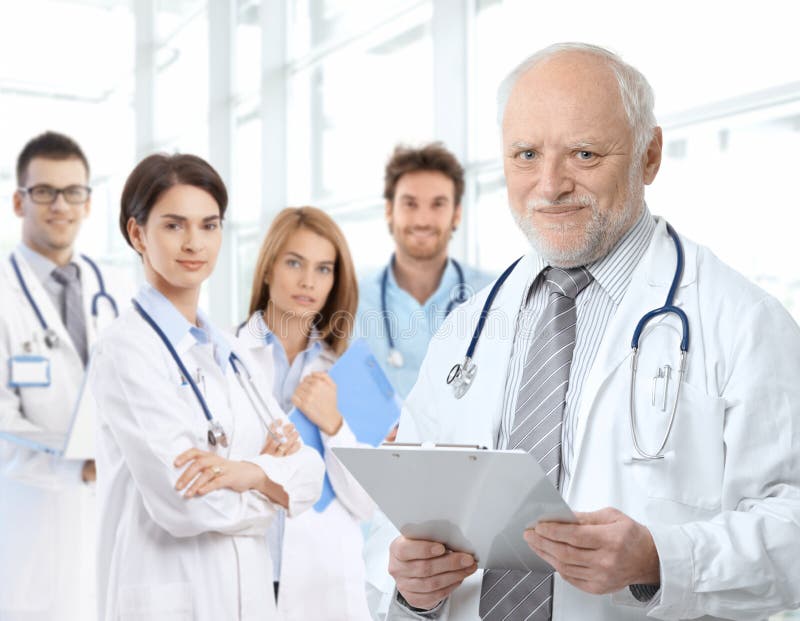 Verticale de docteur âgé avec les résidants médicaux images libres de droits Verticale de docteur âgé avec les résidants médicaux images libres de droits