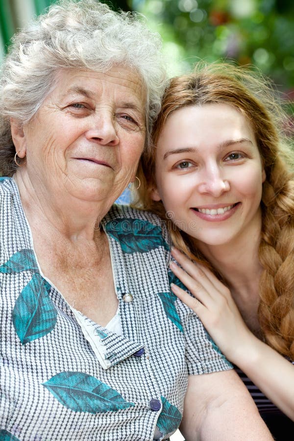 Verticale de famille de jeune femme et de son grand-mère images libres de droits Verticale de famille de jeune femme et de son grand-mère images libres de droits