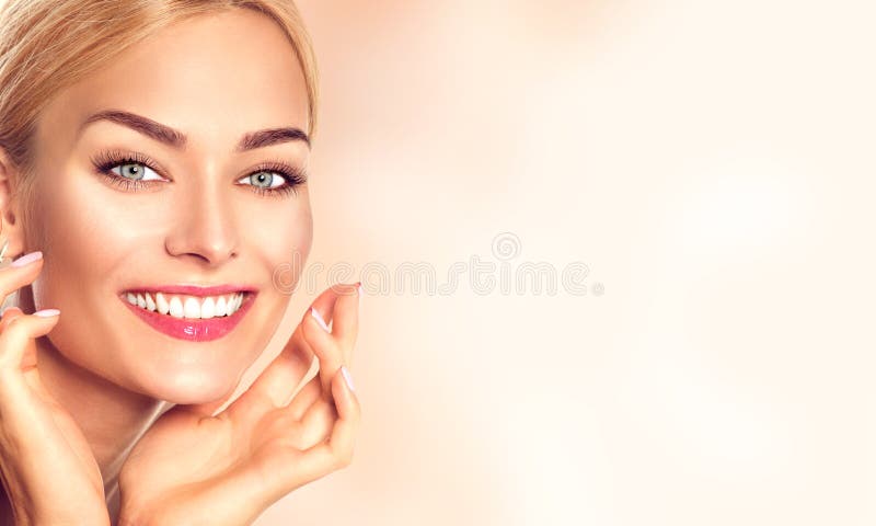 Verticale de femme de beauté Belle fille de station thermale touchant son visage photo libre de droits