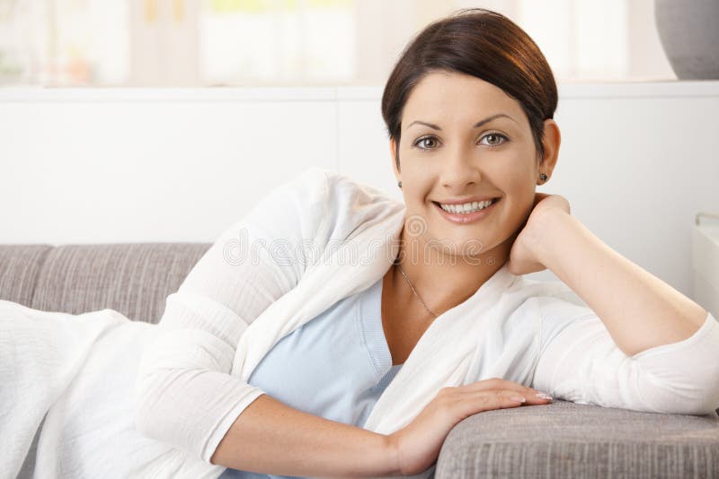 Verticale de femme heureuse se reposant à la maison photo libre de droits Verticale de femme heureuse se reposant à la maison photo libre de droits