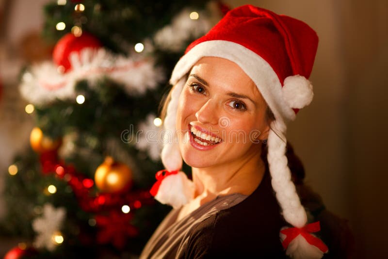 Verticale de femme près d'arbre de Noël photos stock Verticale de femme près d'arbre de Noël photos stock