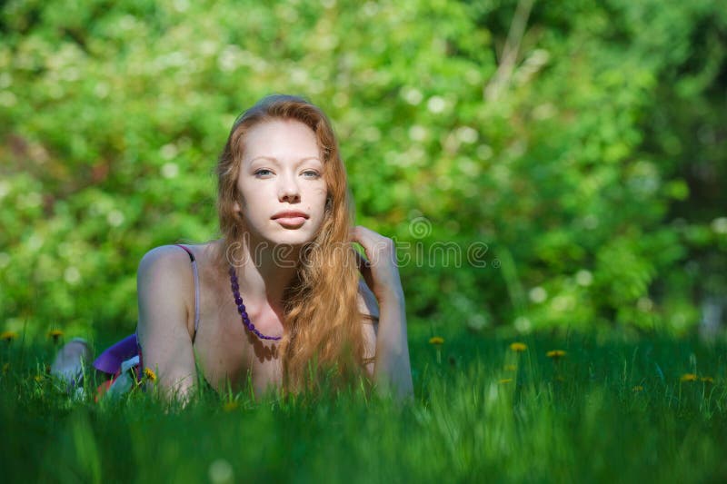 Verticale de fille red-haired image stock Verticale de fille red-haired image stock