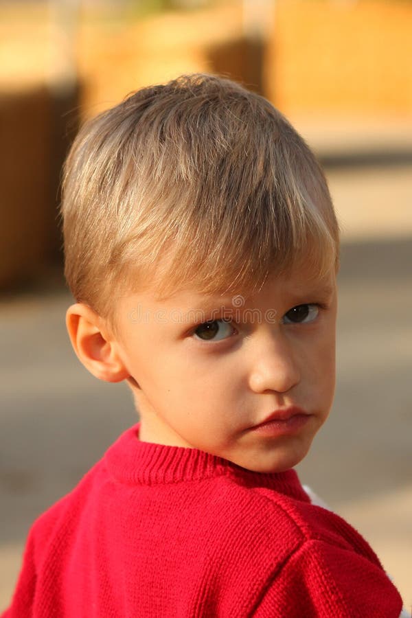 Garçon Blond Heureux De 2 Ans Manquant Une Dent Photo stock - Image du  adorable, expression: 19581592