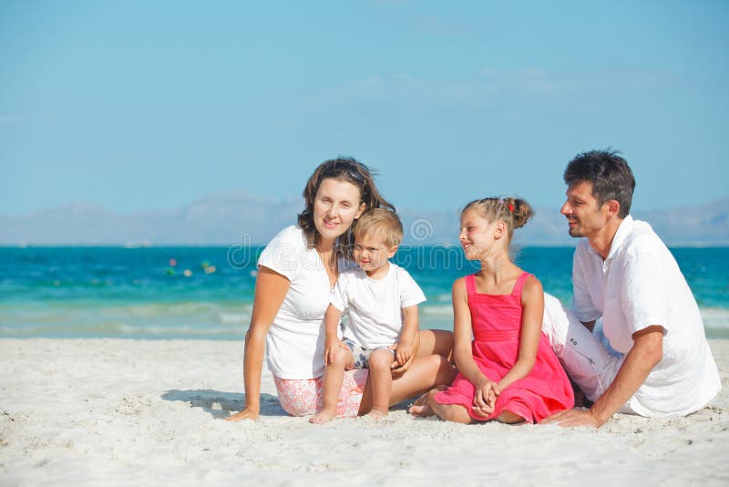 Verticale de jeune famille heureuse image stock