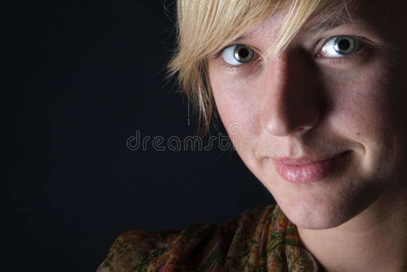 Verticale de jeune femme sur le fond foncé photos stock Verticale de jeune femme sur le fond foncé photos stock