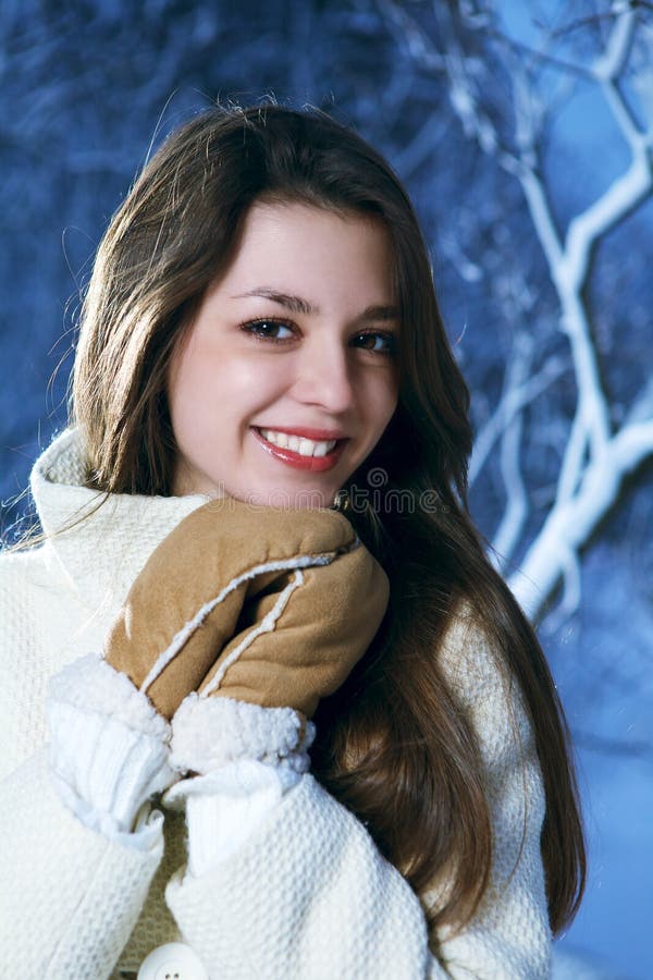 Portrait De Jeune Belle Fille En Parc D'hiver Image stock Image du