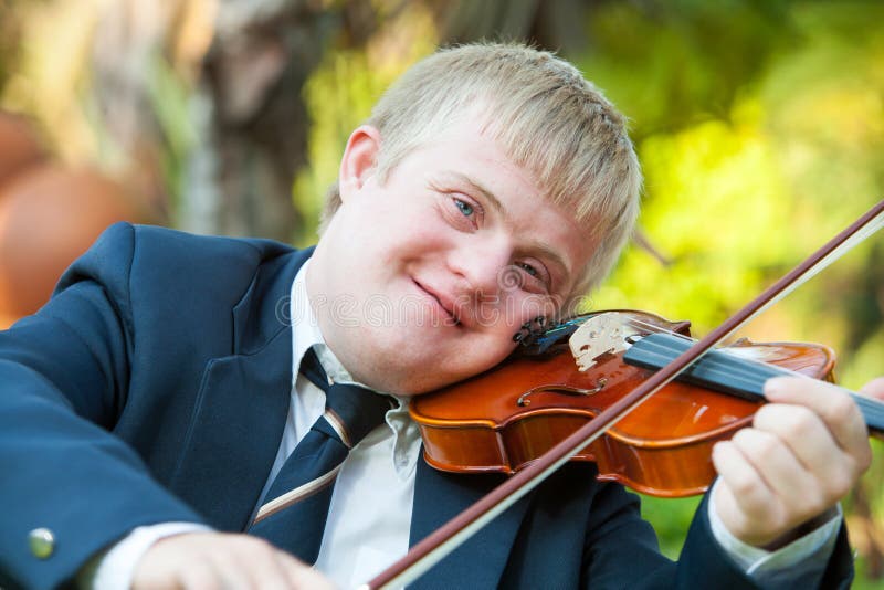 Verticale de jeune violoniste handicapé. photographie stock libre de droits Verticale de jeune violoniste handicapé. photographie stock libre de droits