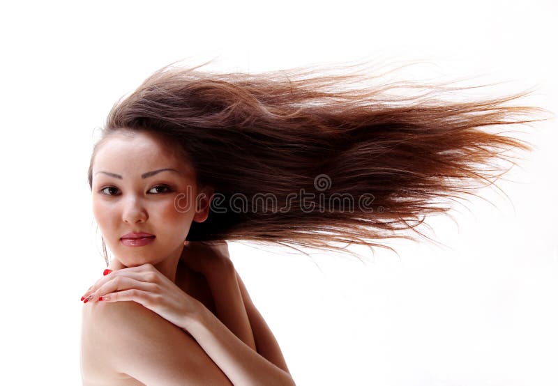 Verticale de la fille asiatique avec un cheveu circulant image libre de droits Verticale de la fille asiatique avec un cheveu circulant image libre de droits