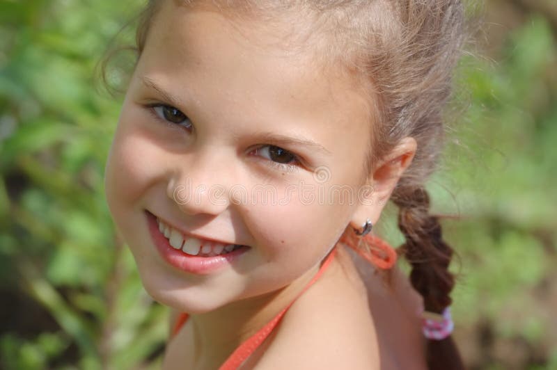 Verticale de la jeune fille de sourire photographie stock libre de droits Verticale de la jeune fille de sourire photographie stock libre de droits