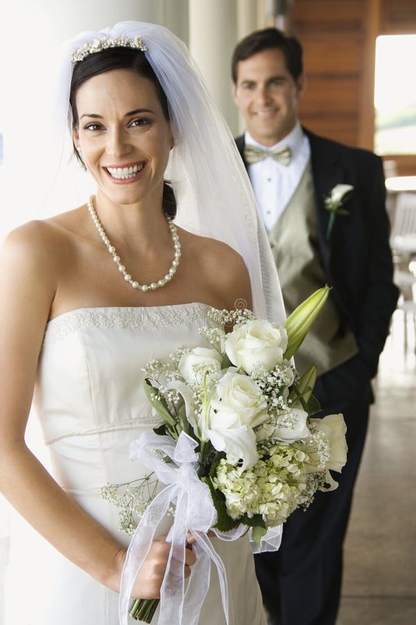 Verticale de mariée et de marié. photo libre de droits Verticale de mariée et de marié. photo libre de droits