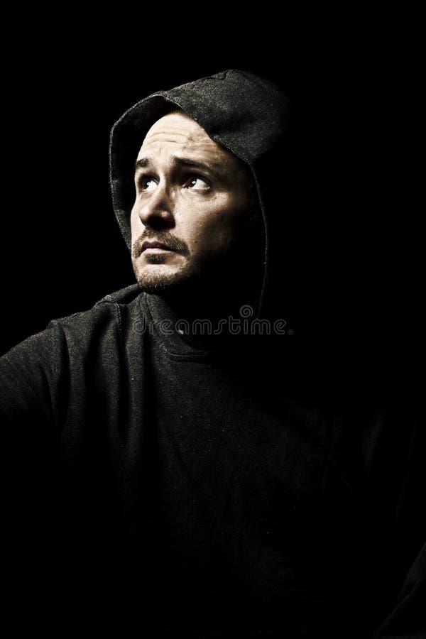 Verticale de moine de mystère dans la robe longue. Concept de foi photographie stock Verticale de moine de mystère dans la robe longue. Concept de foi photographie stock