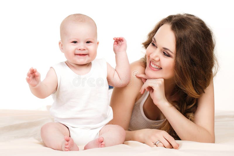 Verticale de mère heureuse avec la chéri photos stock Verticale de mère heureuse avec la chéri photos stock
