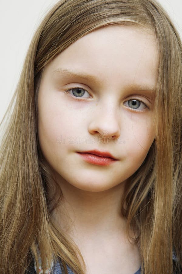 Portrait d'une petite fille heureuse aux longs cheveux blonds photos stock