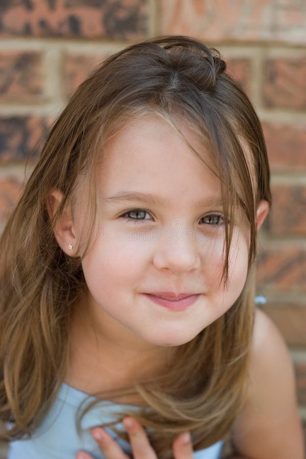 Petite Fille Modeste (8 Ans) Photo stock - Image du brun, enfant