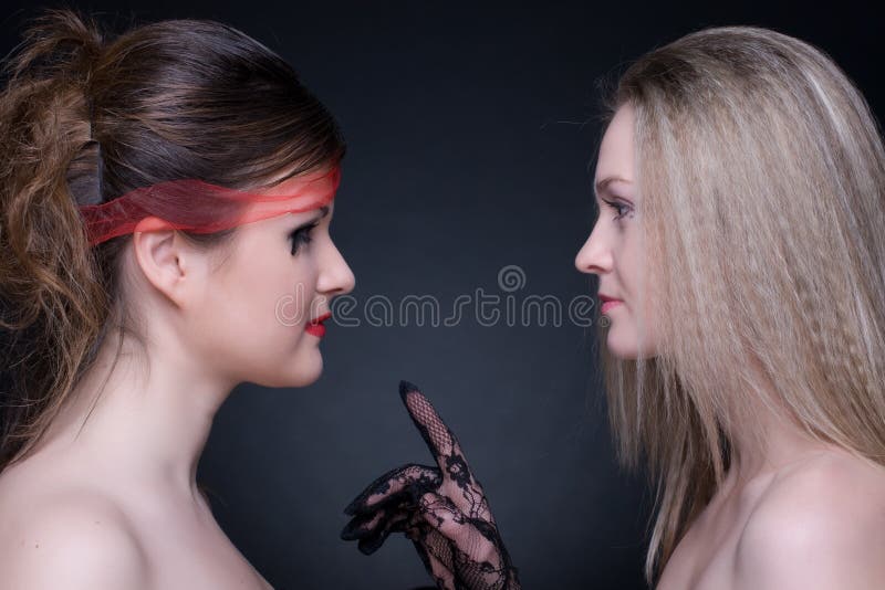 Verticale de plan rapproché de deux filles : bon et mauvais images stock Verticale de plan rapproché de deux filles : bon et mauvais images stock