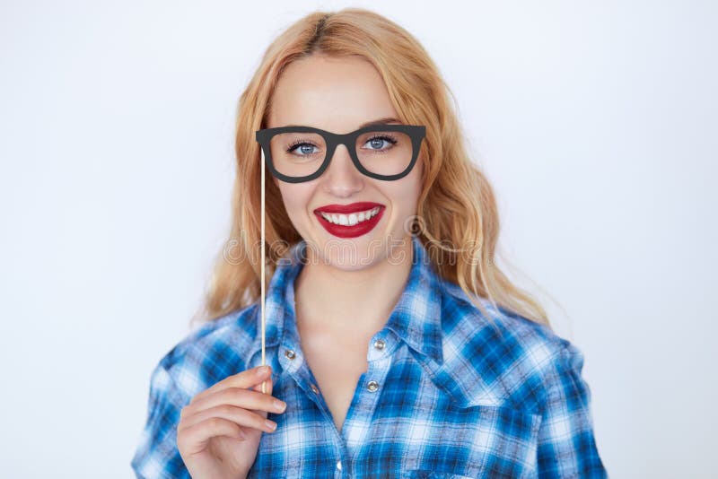 Verticale de plan rapproché du jeune sourire mignon de femme d'affaires image libre de droits Verticale de plan rapproché du jeune sourire mignon de femme d'affaires image libre de droits