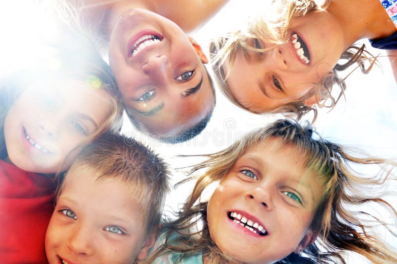 Verticale des amis heureux ayant l'amusement extérieur image stock Verticale des amis heureux ayant l'amusement extérieur image stock