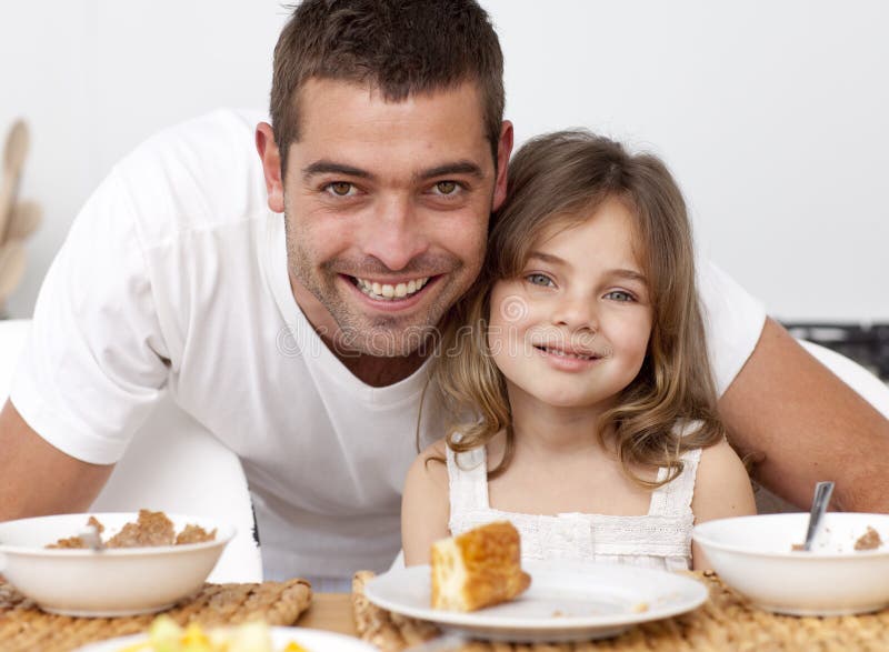 Verticale du père et du descendant prenant le petit déjeuner images libres de droits Verticale du père et du descendant prenant le petit déjeuner images libres de droits