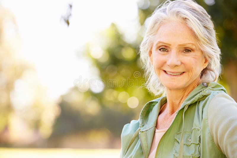 Verticale extérieure de femme aîné de sourire photo stock