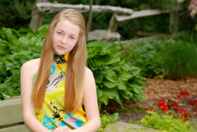 Verticale femelle d'adolescent dans un jardin photo libre de droits
