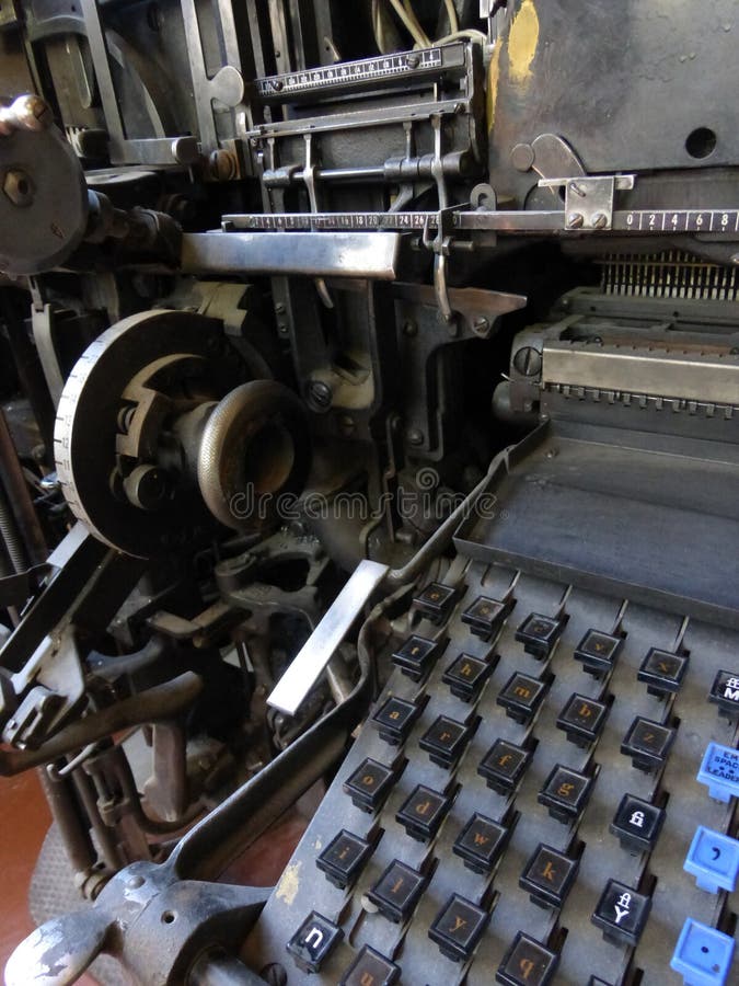 Verticale Mening van Retro Uitstekende Linotypemachine royalty-vrije stock foto's Verticale Mening van Retro Uitstekende Linotypemachine royalty-vrije stock foto's