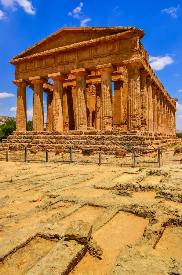 Verticaal uitzicht op de ruïnes van een oud tempel in Agrigento, Sicilië royalty-vrije stock fotografie