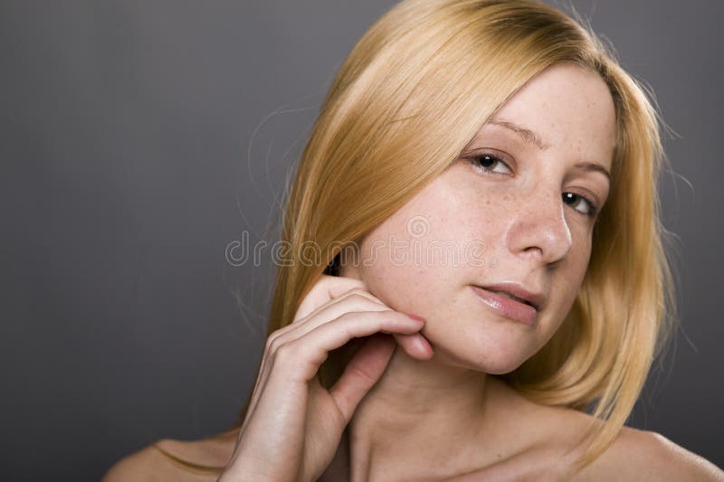 Verticale Normale De Beau Femme Image stock Image du européen, soirée