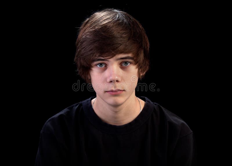 Verticale triste d'adolescent sur le noir images libres de droits