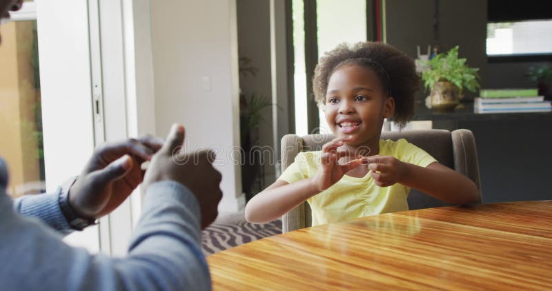 Verticale video van afrikaanse amerikaanse vader en dochter met gebarentaal