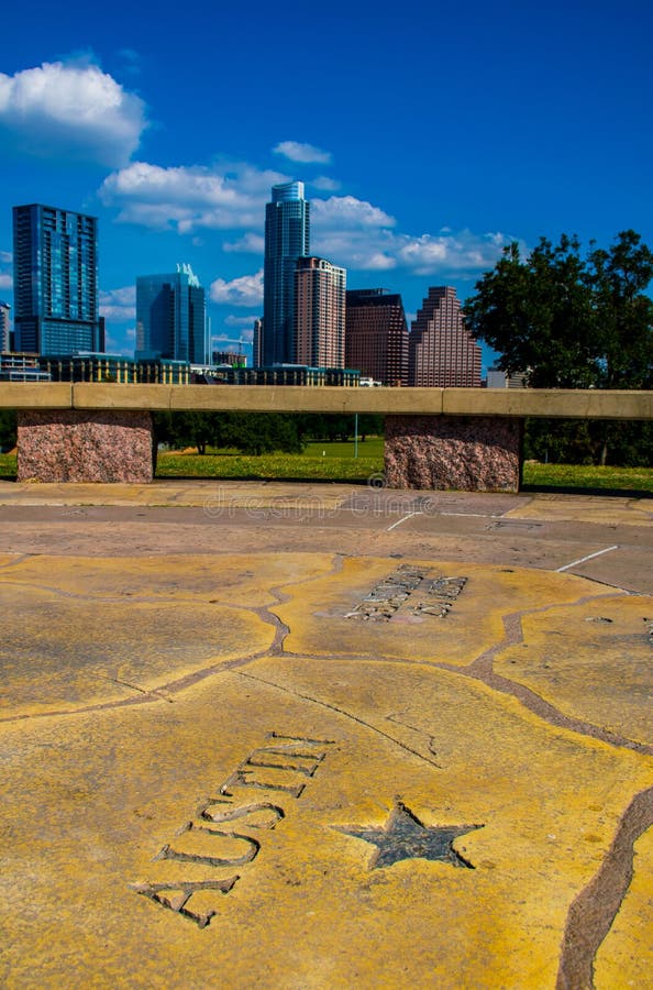 Verticle Austin Texas Capital City Historic Skyline avec nouvel Austonian et ciel de nuage et bleu parfait photo libre de droits Verticle Austin Texas Capital City Historic Skyline avec nouvel Austonian et ciel de nuage et bleu parfait photo libre de droits