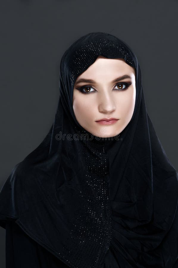 Vertikal stående av en muslimsk kvinna i traditionell kläder fotografering för bildbyråer Vertikal stående av en muslimsk kvinna i traditionell kläder fotografering för bildbyråer
