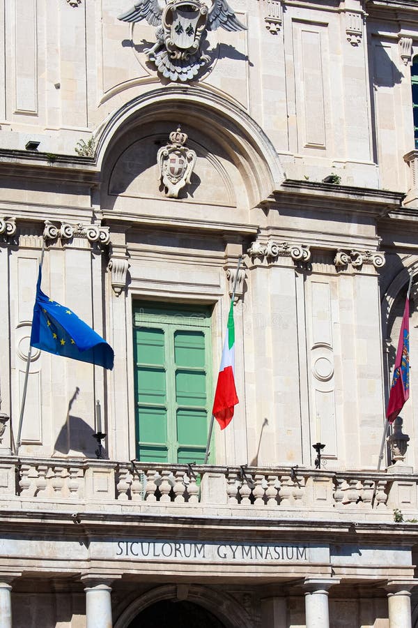 Vertikale Fotografie des Details, die Vorderseitee Außenfassade der historischen Universität in Catania, Sizilien, Italien gefang stockbild Vertikale Fotografie des Details, die Vorderseitee Außenfassade der historischen Universität in Catania, Sizilien, Italien gefang stockbild