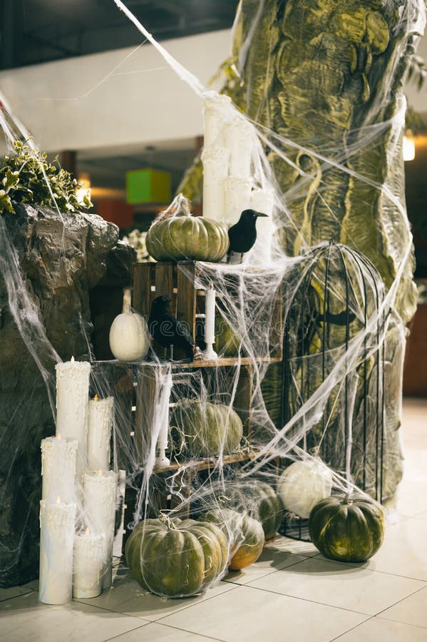 Vertikale. Halloween-Dekorationen in Innenräumen. Kürbisspinnennetze und -krähen mit Kerzenfotobereich. Halloween. Begriff. Hinter lizenzfreie stockbilder