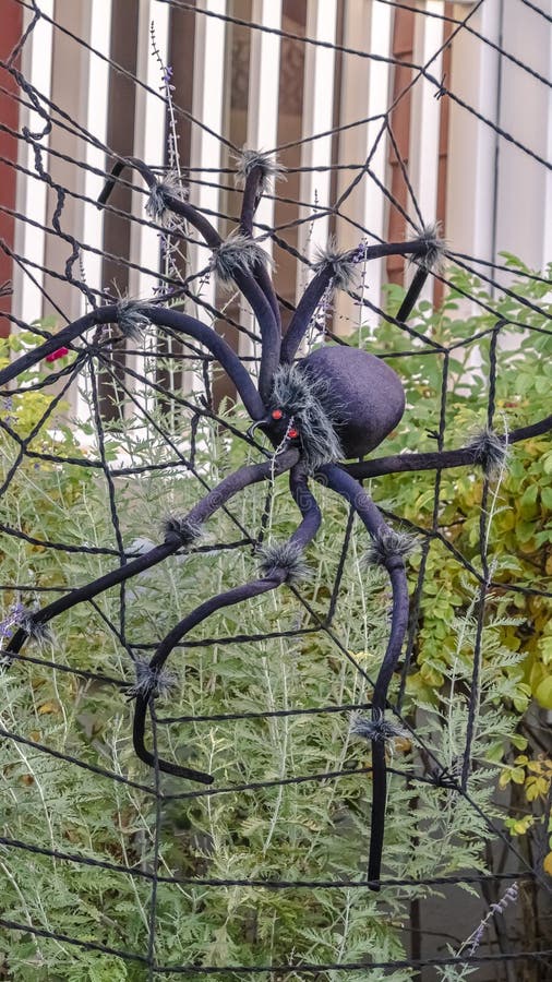 Vertikale Halloween Gartendekoration mit Spinne und Web lizenzfreies stockbild