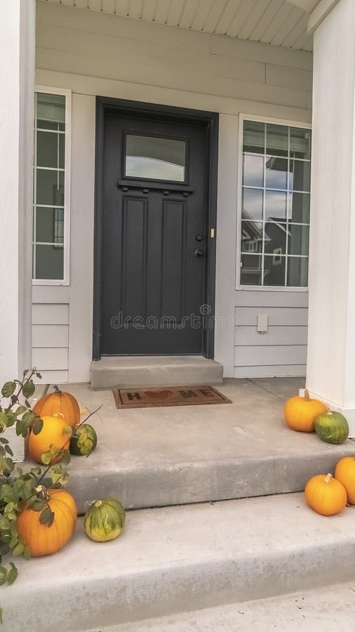 Vertikale Halloween- oder Herbstkürbis auf Haustreppen stockfotografie