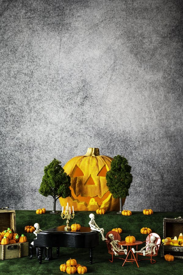 Vertikale Hälfte mit Skeletten und Kürbis stockbild