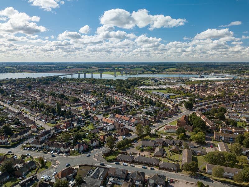 Vertikale panoramische Vogelperspektive von Vorstadthäusern in Ipswich, Großbritannien Brücke und Fluss Orwell im Hintergrund lizenzfreie stockfotos Vertikale panoramische Vogelperspektive von Vorstadthäusern in Ipswich, Großbritannien Brücke und Fluss Orwell im Hintergrund lizenzfreie stockfotos