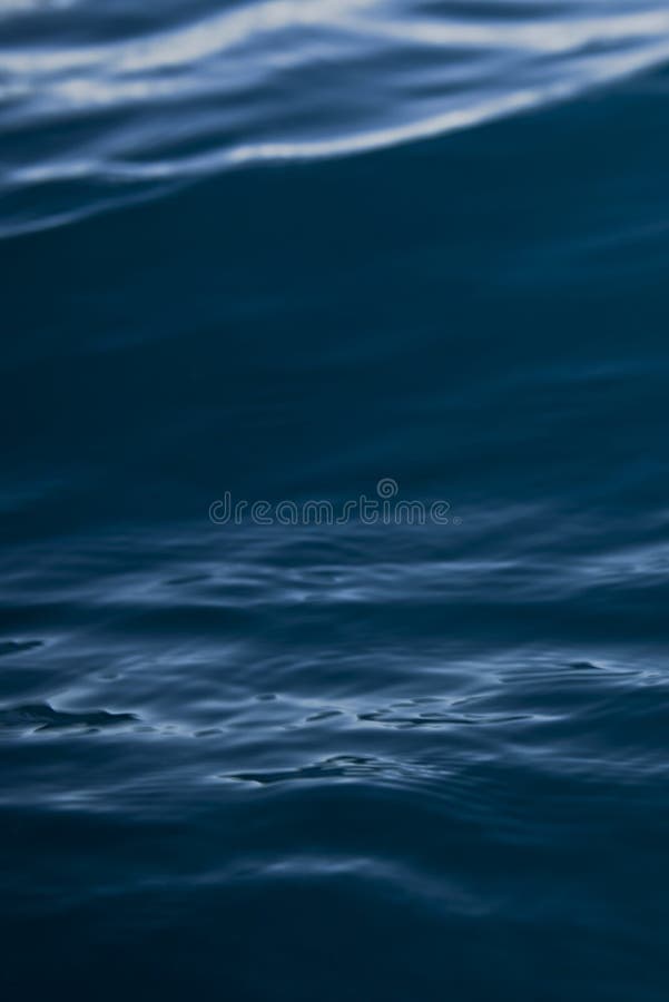 Vertikaler Schuss der schönen Nahaufnahme von überraschenden Beschaffenheiten von Wasserwellen im Ozean stockbild Vertikaler Schuss der schönen Nahaufnahme von überraschenden Beschaffenheiten von Wasserwellen im Ozean stockbild